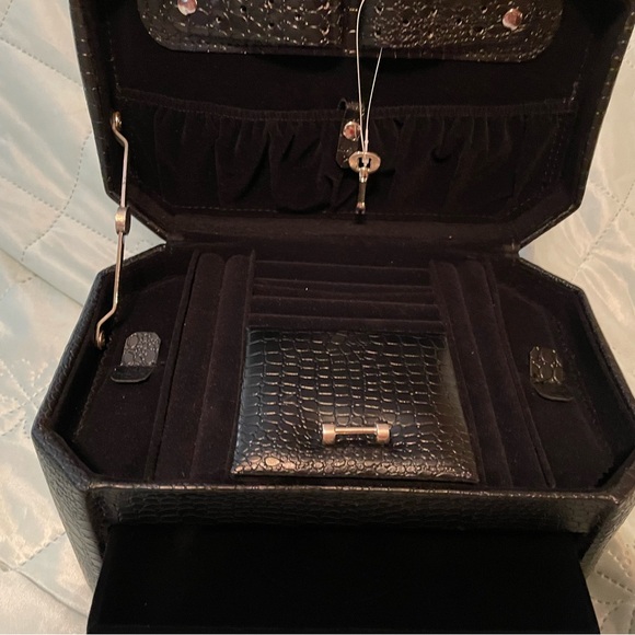 Elegant Black Jewelry Box - Picture 3 of 8